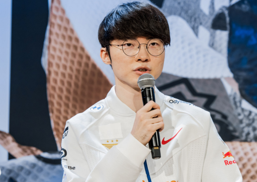 Faker末曾一心留队球迷热议(十年了还在打faker)